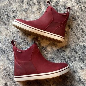 XTraTuff Women’s 6” Leather Ankle Deck Boot Cabernet 6.5